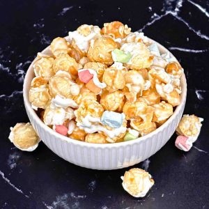 Popcorn mit Cerealien und Marshmallows