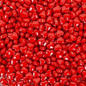 Rote Zimtbonbons in Herzform