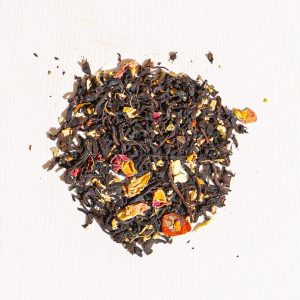 Schwarzer Chai-Tee mit Rose