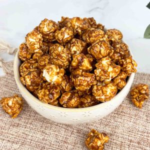 Knuspriges Karamellpopcorn mit Nüssen